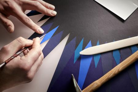 El sobre de la mesa es “una especie de antídoto contra el mal de ojo”. Su forma de iris se relaciona con las historias y fábulas de Oriente Medio