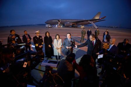 La ministra de Defensa en funciones, Margarita Robles, y el ministro de Asuntos Exteriores en funciones, José Manuel Albares, saludan a algunos de los evacuados de Gaza