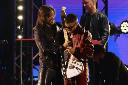 Juanes y Rauw Alejandro han protagonizado una potente actuación musical en el escenario sevillano