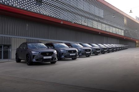 La marca ha hecho entrega de los vehículos a las jugadoras en la Ciutat Esportiva Joan Gamper, que es donde entrenan&nbsp;