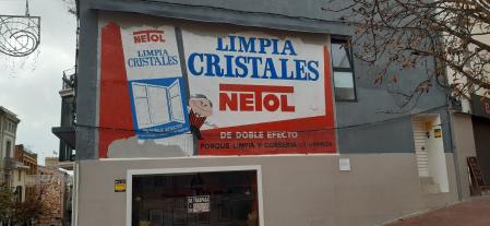 Mural publicitario histórico en el centro de Terrassa.