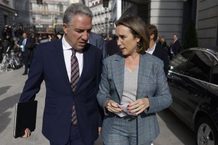 Cuca Gamarra optó por un traje gris clásico