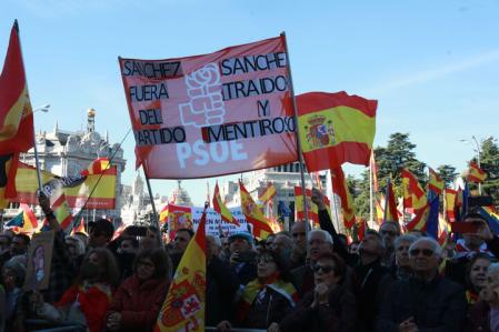 La gente llevaba pancartas contra el PSOE