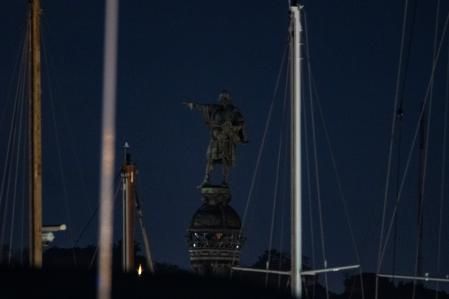 Colón y la luna.