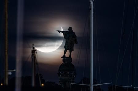 Colón y la luna.