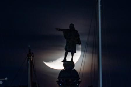 Colón y la luna.