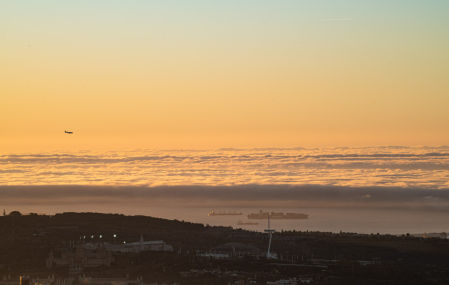 Amanecer con niebla en Barcelona.