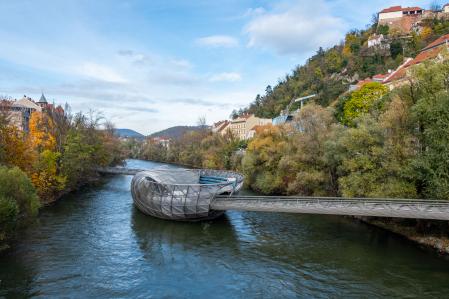 La Murinsel flotando sobre el río Mura