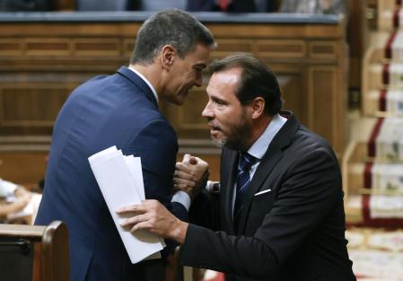 Pedro Sánchez felicita a Óscar Puente en el Congreso