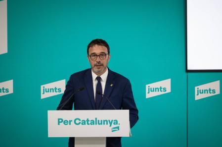 Josep Rius este lunes en rueda de prensa, la primera que ha convocado JxCat desde las elecciones generales del 23-J