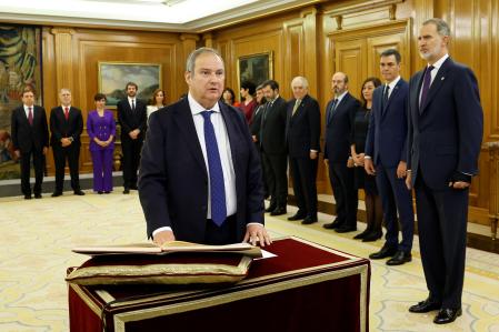 Newly appointed Minister for Industry and Tourism, Jordi Hereu takes an oath of office next to Spain's King Felipe and Prime Minister Pedro Sanchez during a ceremony at Zarzuela Palace in Madrid, Spain, November 21, 2023. Chema Moya/Pool via REUTERS