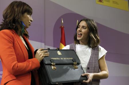 -FOTODELDIA- MADRID, 21/11/2023.- La nueva ministra de Igualdad,  Ana Redondo (i),  recibe la cartera del Ministerio de manos de su antecesora, Irene Montero (i), este martes en Madrid. EFE/ Zipi