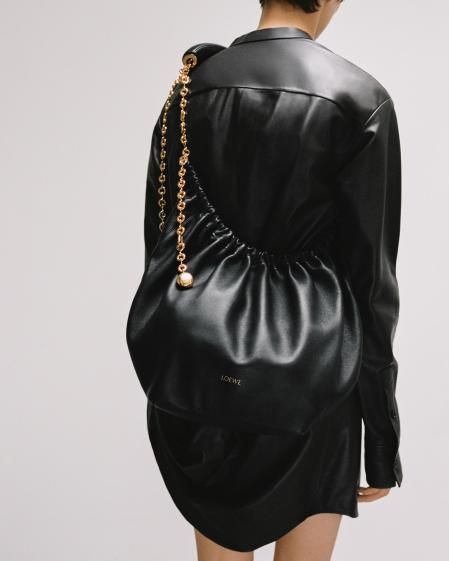 Desde su lanzamiento el pasado 7 de septiembre,  el nuevo bolso, llamado Squeeze, se ha convertido en la obsesión de las presciptoras de moda y creadoras de contenido de las redes sociales