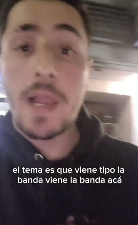 La chica le pidió que esperara fuera mientras ella estaba en el hotel con el guitarrista