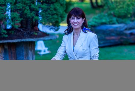 El presidente del Gobierno, Pedro Sánchez posa para la foto de familia junto a los ministros del nuevo gabinete Nadia Calviño, vicepresidenta primera y Ministra de Economía, Comercio y Empresa; Yolanda Díaz, vicepresidenta segunda y Ministra de Trabajo y Economía Social; Teresa Ribera, vicepresidenta tercera y Ministra para la Transición Ecológica y el Reto Demográfico; María Jesús Montero, vicepresidenta cuarta y Ministra de Hacienda y de Función Pública; José Manuel Albares , ministro de Asuntos Exteriores, Unión Europea y Cooperación; Félix Bolaños, ministro de la Presidencia, Justicia y Relaciones con las Cortes; Margarita Robles, ministra de Defensa; Fernando Grande-Marlaska , ministro del Interior; Óscar Puente , ministro de Transporte y Movilidad Sostenible; Pilar Alegría, portavoz y ministra de Educación, Formación Profesional y Deportes; Jordi Hereu, ministro de Industria y Turismo; Luis Planas, ministro de Agricultura, Pesca y Alimentación; Ángel Víctor Torres, ministro de Política Territorial y Memoria Democrática; Isabel Rodríguez, ministra de Vivienda y Agenda Urbana; Ernest Urtasun , ministro de Cultura; Mónica García, ministra de Sanidad; Pablo Bustinduy, ministro de Derechos Sociales, Consumo y Agenda 2030; Diana Morant (3i, ministra de Ciencia, Innovación y Universidades; Ana Redondo (2d, tercera fila), ministra de Igualdad; Elma Saiz, ministra de Inclusión, Seguridad Social y Migraciones; José Luis Escrivá, ministro de Transformación Digital, y Sira Rego, ministra de Juventud e Infancia, antes del primer Consejo de Ministros de la XV legislatura celebrado este miércoles en el Palacio de La Moncloa.