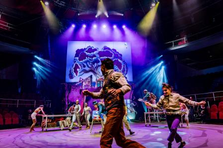 Una escena de baile en el Circo Price en Navidad