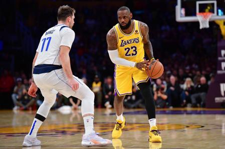 LeBron James ante Luka Doncic