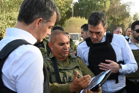 El presidente del Gobierno, Pedro Sánchez, y el primer ministro belga, Alexander de Croo, escuchan a un mando militar israelí
