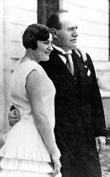 Edda Mussolini con su padre en 1927, cuando ella contaba diecisiete años.