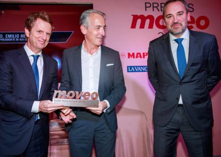 Carlos Godó y Juan Vilda (dcha) entregaron el premio Coche del Año al presidente de Kia Iberia, Emilio Herrera (centro) 