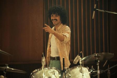 Una imagen de Sebastian Chacon en 'Todos quieren a Daisy Jones'.