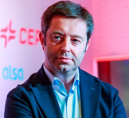 Victor Sarasola, Director Comercial de Cupra España, recogió el premio a la Innovación que distinguió a la marca a la que representa