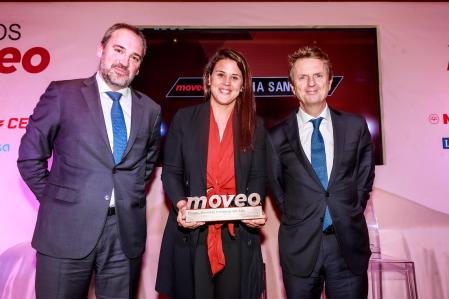 Carlos Godó (dcha) y Juan Vilda posan junto a la piloto Laia Sanz, ganadora del premio Personaje del año en la categoría deportiva