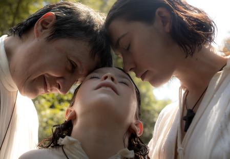 Una escena onírica de Teresa, con Portillo, Greta Fernández y la niña....