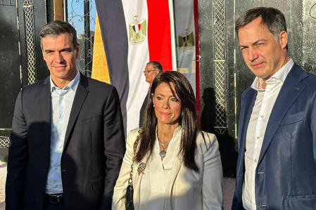 La ministra egipcia de Cooperación Internacional, Ranja al Mashat, con el presidente del Gobierno, Pedro Sánchez, y su homólogo belga, Alexander De Croo visitan el paso de Rafah