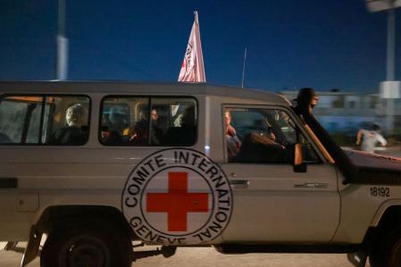 Un vehículo de la Cruz Roja Internacional transporta a rehenes israelíes liberados por Hamas mientras cruzan el paso de Rafah