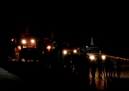 Un convoy de vehículos que se cree transportaba rehenes secuestrados por militantes de Hamás durante el ataque del 7 de octubre contra Israel llega a la frontera de Rafah.