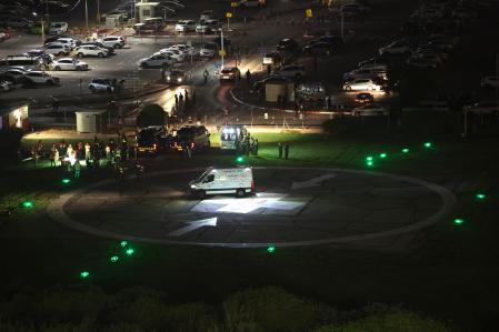 Una vista general muestra a soldados israelíes esperando el regreso de los rehenes menores retenidos por Hamás en Gaza, tras la noticia de la liberación de algunos rehenes, en el helipuerto del Centro Médico Infantil Schneider en Petah Tikva.