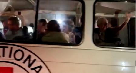 Un vehículo que transporta rehenes secuestrados por militantes de Hamás durante el ataque del 7 de octubre a Israel llega a la frontera de Rafah, en medio de un acuerdo de intercambio de rehenes y prisioneros entre Hamás e Israel, desde el sur de Gaza.