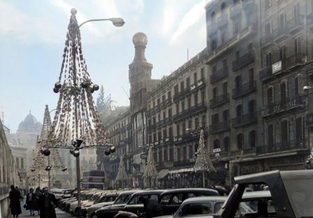 Primeras iluminaciones navideñas en la calle Pelayo.