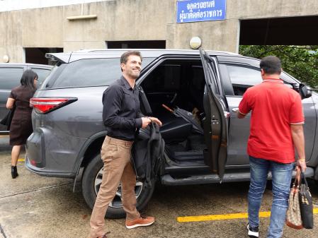 Koh Samui (Thailand), 27/11/2023.- Spanish actor Rodolfo Sancho (C), father of Spanish chef Daniel Sancho Bronchalo, leaves after attending his son's murder case court trial at Koh Samui Provincial Court in Koh Samui island, Thailand, 27 November 2023. Thai police arrested 29-year-old Spanish national Daniel Sancho Bronchalo, who is accused of killing Colombian surgeon Edwin Arrieta Arteaga and dismembering his body before dumping some parts in a rubbish dump and other parts, including his head, in the sea, police said. (España, Tailandia) EFE/EPA/SITTHIPONG CHAROENJAI