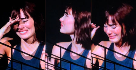 La cantante no pudo evitar emocionarse en un momento del concierto.