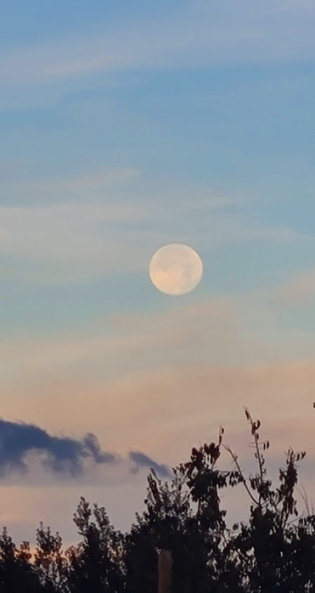 Noche en Girona con la luna llena del Castor.