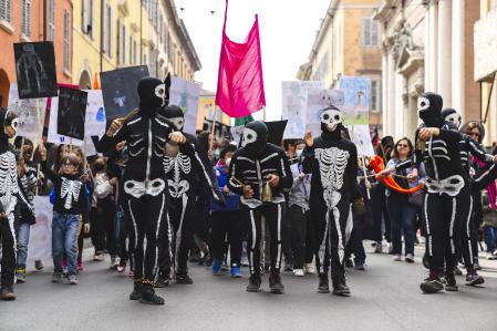 'Modena Parade /Corteo Modenese', 2022, de Jordi Colomer