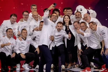 El selfie final de los triestrellados que caracteriza cada edición de la gala Michelin