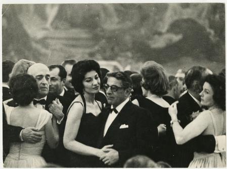 Mirada triste: Aristóteles Onassis baila con Maria Callas en la Nochevieja de 1960 en L’Hôtel de Paris