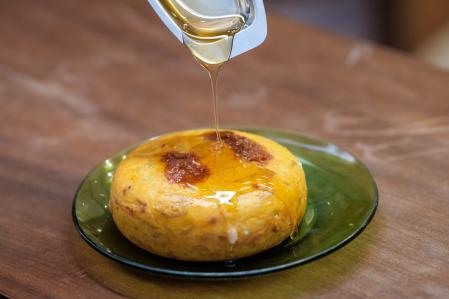 La tortilla de sobrasada ibérica, queso de Mahón y miel