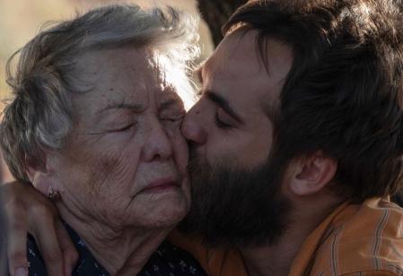 Carlos, dándole el que será el último beso a su abuela Herminia.