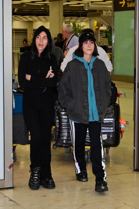 La cantante Aitana a su llegada al aeropuerto de Madrid