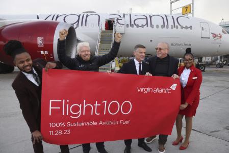 Richard Branson, propietario de Virgin, con los brazos en alto, celebra el éxito del vuelo alimentado por SAF&nbsp;