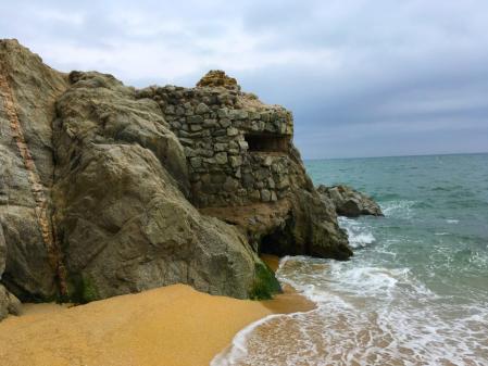 El bunker en la playa de la Musclera de Arenys de Mar