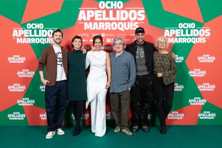 Con el elenco protagonista y el director de la película, Julián López, María Ramos, Álvaro Fernández Armero, Hamza Zaidi y Elena Irureta,