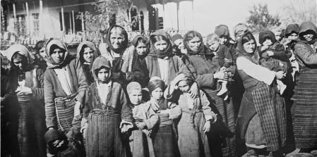 Mujeres y niños armenios cerca de Adana, Turquía (Imperio Otomano) después de las masacres armenias en 1909.