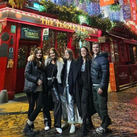 Paula Echevarría con su grupo de amigo en Dublín