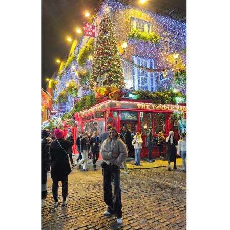 Paula Echevarría con su look para la noche con el abrigo de Primark