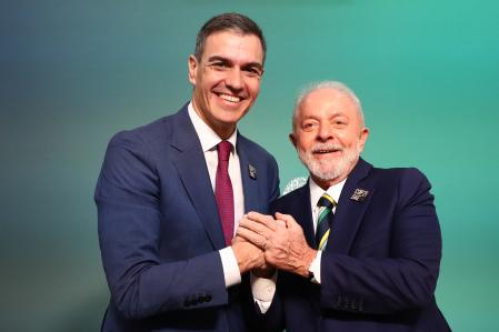 DUBÁI, 01/12/2023.- El presidente del Gobierno, Pedro Sánchez (i) y presidente de Brasil, Luiz Inácio Lula da Silva, se reunieron este viernes en el marco de la Conferencia de las Naciones Unidas sobre Cambio Climático (COP28) celebrada en Dubái (Emiratos Árabes Unidos). EFE/ MONCLOA Fernando Calvo **SOLO USO EDITORIAL / SOLO DISPONIBLE PARA ILUSTRAR LA NOTICIA QUE ACOMPAÑA (CRÉDITO OBLIGATORIO)**